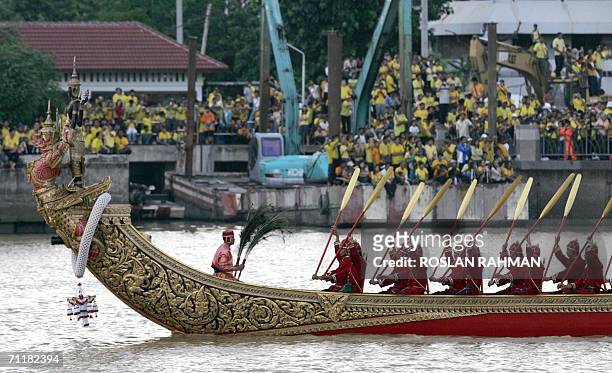 Royal barge, Narayana Song Suban sails along the Chao Phraya river, 12 June 2006 in a procession to celebrate the 60th anniversary of Thai King...