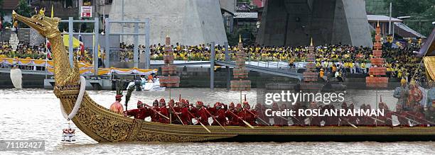 Royal barge, Suphannahongsa sails along the Chao Phraya river, 12 June 2006 in a procession to celebrate the 60th anniversary of Thai King Bhumipol...