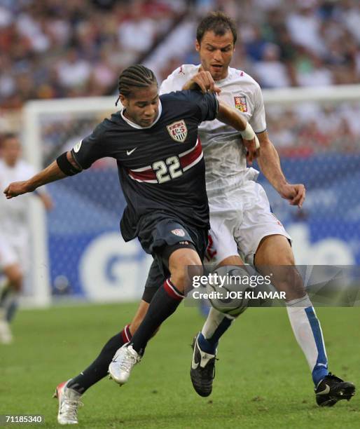 Gelsenkirchen, GERMANY: US defender Oguchi Onyewu vies with Czech forward Vratislav Lokvenc during the World Cup 2006 group E football game Czech...