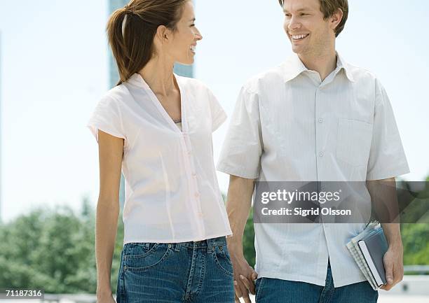 college students walking together - short sleeved 個照片及圖片檔