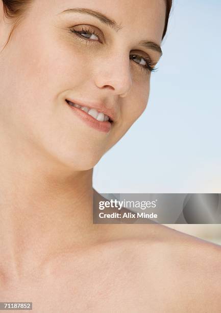 woman smiling, portrait - clavicle - fotografias e filmes do acervo