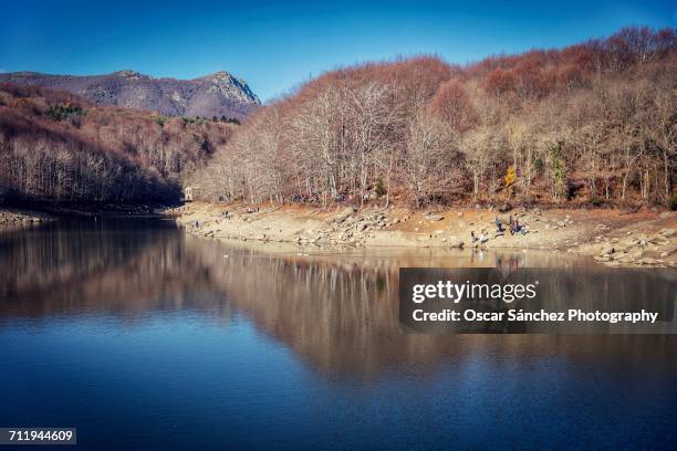 landscape reflections - reflejo foto e immagini stock