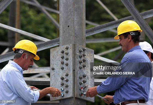 Los presidentes de Mexico, Vicente Fox y su homologo de Guatemala, Oscar Berger ajustan tuercas de una torre de transmision, dando inicio a los...