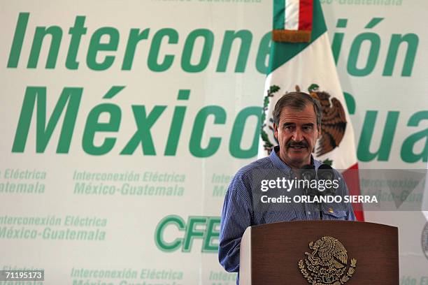 El presidente de Mexico Vicente Fox ofrece un discurso al poner en marcha los trabajos de interconexion electrica entre Mexico y Guatemala, en...