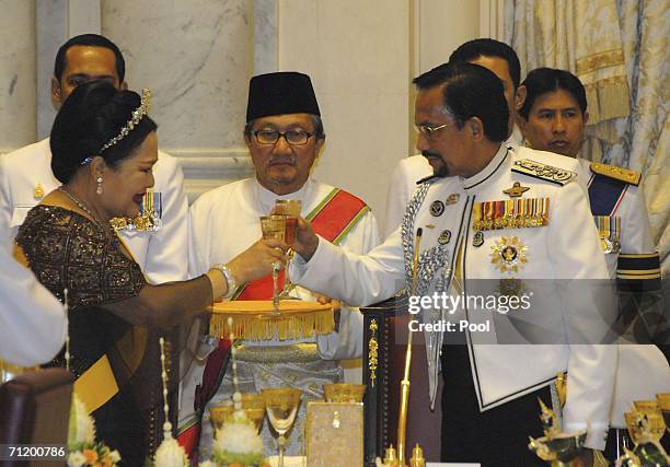 Thai's Queen Sirikit and the Sultan of Brunei make a toast during the Royal banquet at the Golden Palace on June 13, 2006 in Bangkok, Thailand. The...