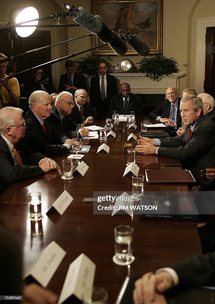 US President George W. Bush (R) speaks w