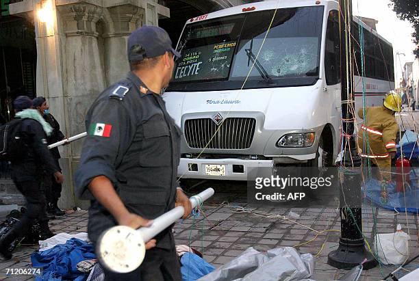 Policias estatales intentan desalojar de las calles del centro historico de la ciudad de Oaxaca, Mexico a miles de maestros el 14 de junio de 2006....