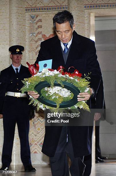 Singapore Prime Minister Lee Hsien Loong lays a wreath on the Tomb of the Unknown Soldier at the Australian War Memorial June 15, 2006 in Canberra,...
