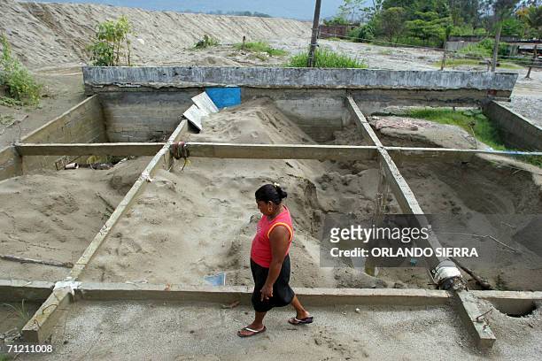 Una mujer camina entre las ruinas que dejo el huracan Stan en Huixtla, en el estado mexicano de Chiapas, el 15 de junio de 2006. A ocho meses del...
