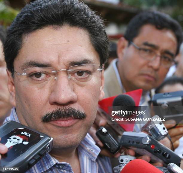 El gobernador de Oaxaca Ulises Ruiz, es entrevistado por la prensa tras dialogar con el dirigente del sindicato Nacional de Trabajadores de la...