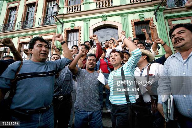 Maestros que fueron detenidos en la pasada jornada tras un enfrentamiento con la policia, celebran al ser liberados luego que el gobernador Ulises...