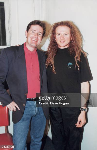 Piers Morgan, editor of the Daily Mirror poses with singer Mick Hucknall of Simply Red, circa 1995.