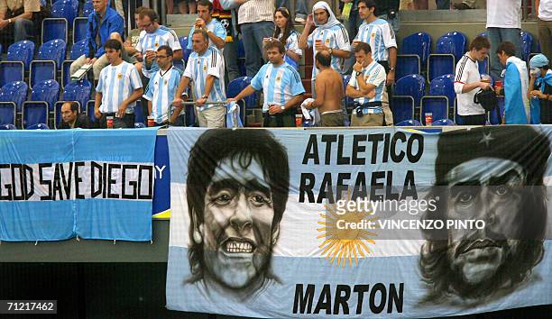 Gelsenkirchen, GERMANY: Poster featuring Argentine football star Diego Maradona and Che Guevara is seen prior the FIFA World Cup 2006 group C World...