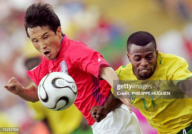 Frankfurt am Main, GERMANY: South Korean midfielder Eul Yong Lee vies with Togolese forward Mohamed Kader during the FIFA World Cup 2006 group G...