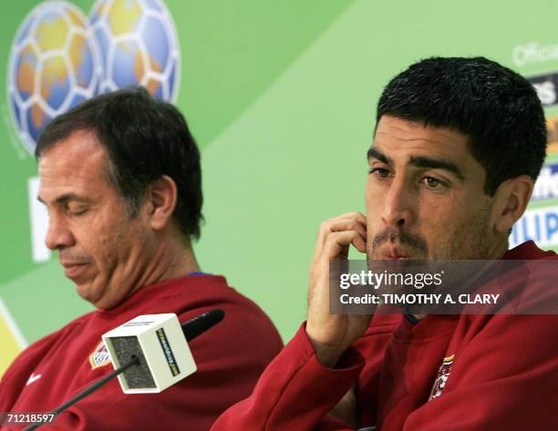 Kaiserslautern, GERMANY: Head coach of the US team Bruce Arena and captain Claudio Reyna take questions from the press before the start of a training...