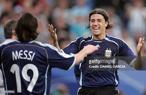 Gelsenkirchen, GERMANY: Argentinian forward Hernan Crespo celebrates after scoring with Argentinian forward Lionel Messi during the FIFA World Cup...