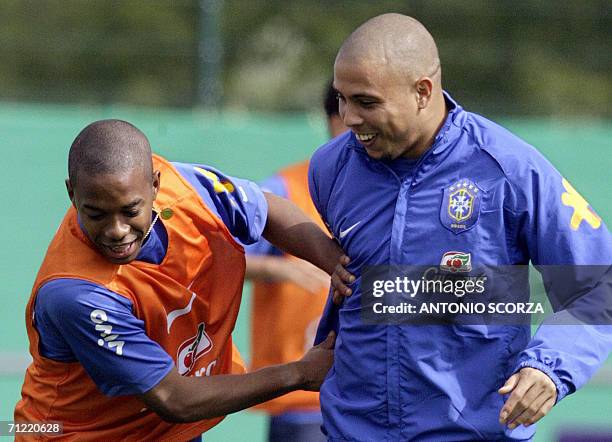 Brazilian striker Robinho pulls teammate Ronaldo Nazario as they struggle for the ball during a training session, 16 June 2006, at the Zagallo Arena...