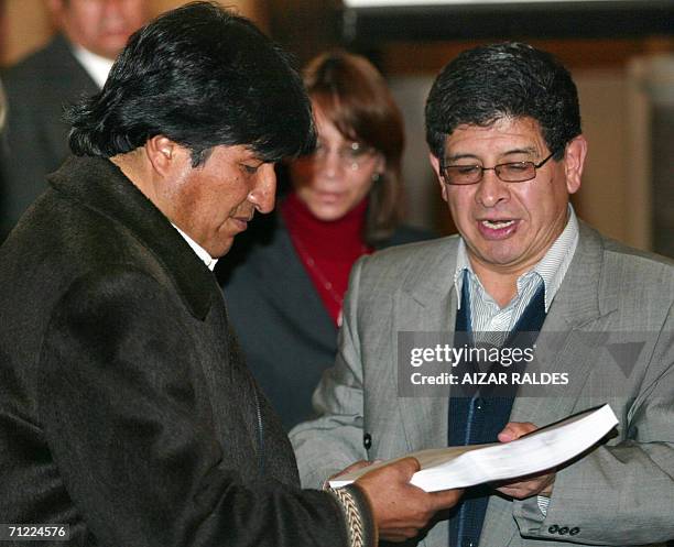 El presidente de Bolivia Evo Morales recibe el documento del plan de desarrollo economico de manos del ministro de Desarrollo Sostenible y...