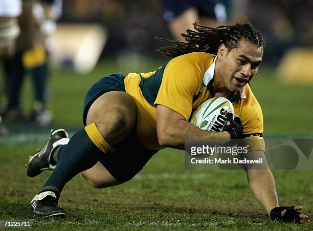 George Smith of the Wallabies scores the first try during the second Cook Cup match between the Australia Wallabies and England at the Telstra Dome...