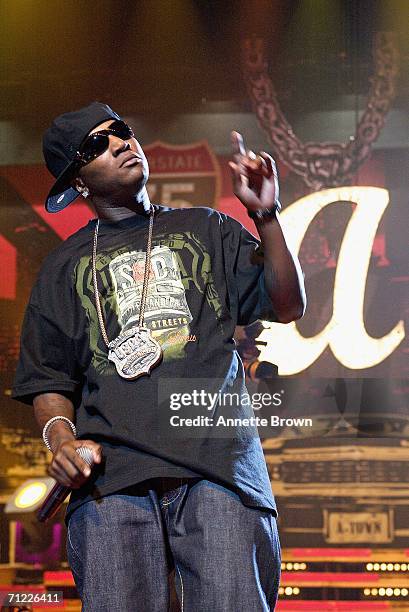 Rapper, Young Jeezy, performs at the Nick Cannon Hosts Boost Mobile Rockcorps Volunteers Concert at Fox Theater June 16, 2006 in Atlanta, Georgia.