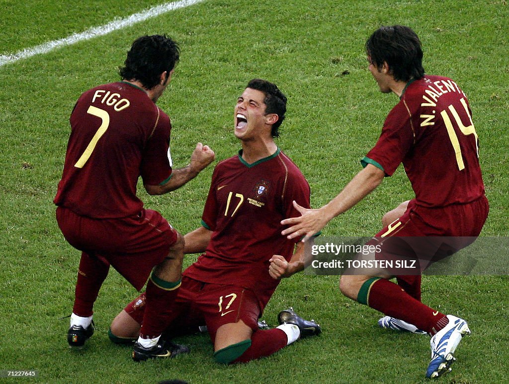 Portuguese forward Cristiano Ronaldo (C)