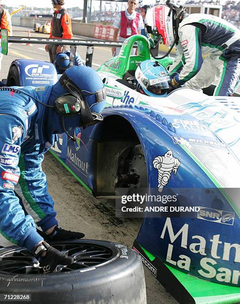 Mechanics change the tires of the Pescarolo-Judd n. 16 of French driver Emmanuel Collard during the Le Mans 24-hours race, 17 June 2006 in Le Mans....