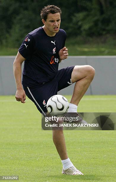 Barsinghausen, GERMANY: Polish defender Dariusz Dudka controls a ball during a team training session in Barsinghausen, 18 June 2006, during the FIFA...