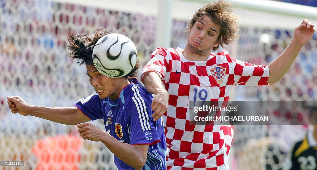 Croatian midfielder Niko Kranjcar (R) vi