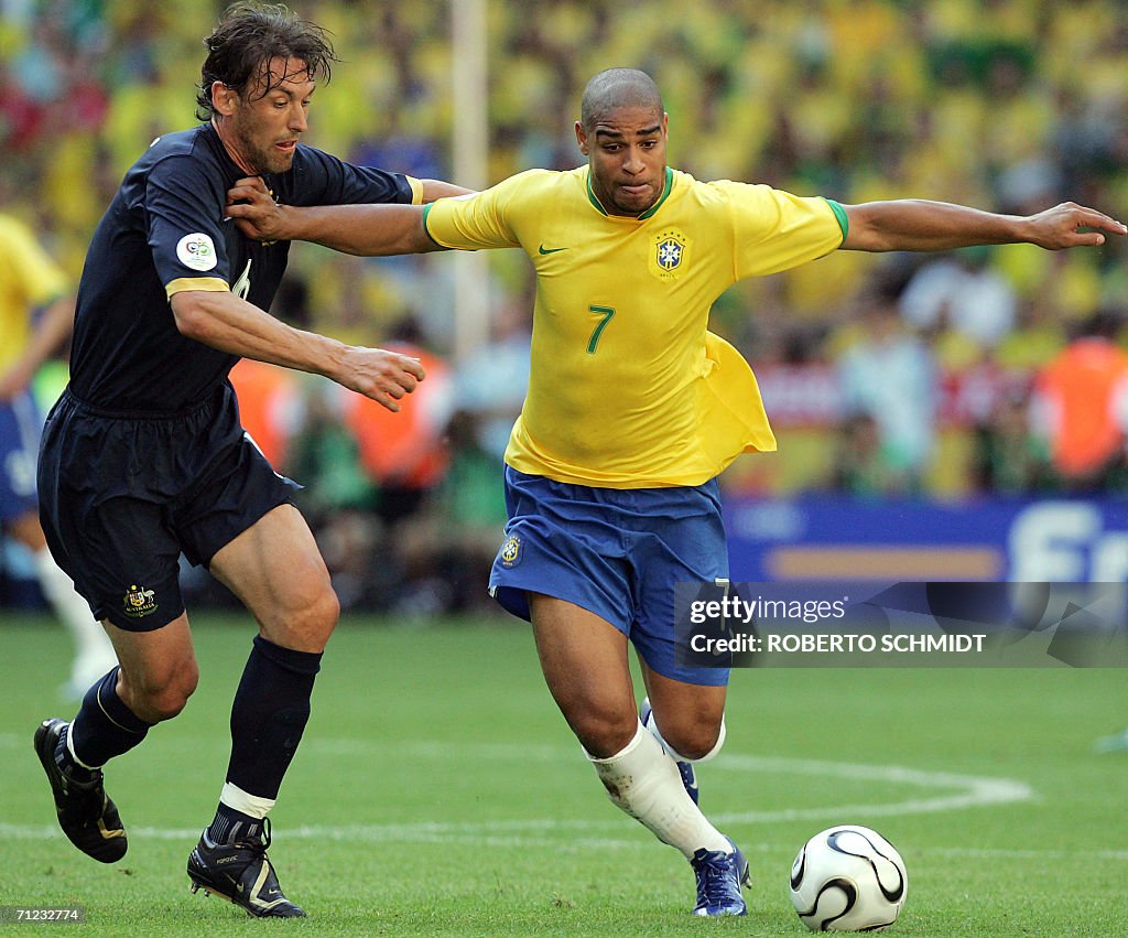 Australian defender Tony Popovic (L) cha