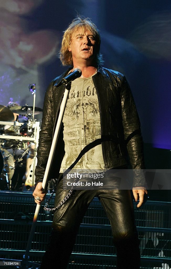 Def Leppard Play Carling Apollo Hammersmith