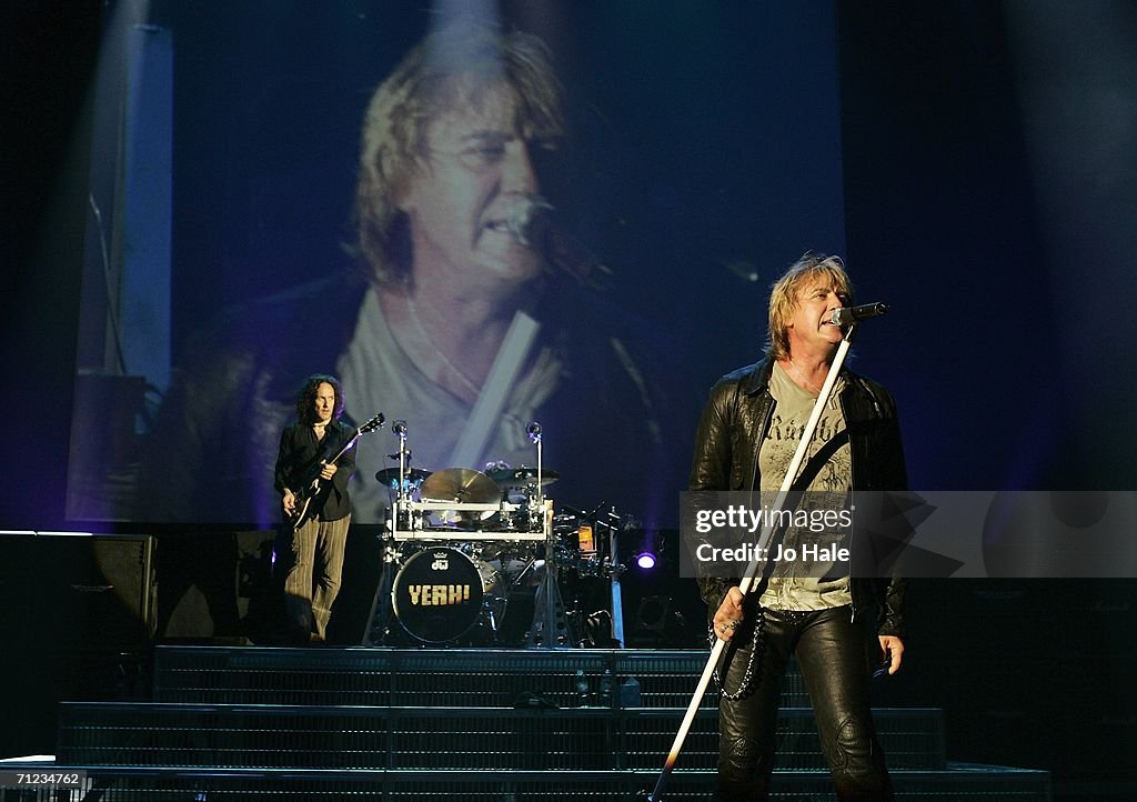 Def Leppard Play Carling Apollo Hammersmith