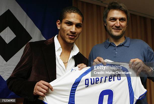 New signing Jose Paolo Guerrero with his new shirt and Dietmar Beiersdorfer, director of HSV during the press conference of Hamburger SV at the...