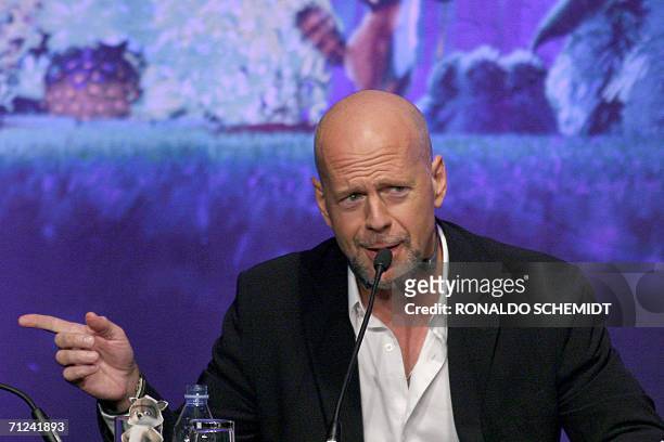 El actor estadounidense Bruce Willis habla en una conferencia de prensa en la Ciudad de Mexico el 19 de junio de 2006 para presentar la pelicula...