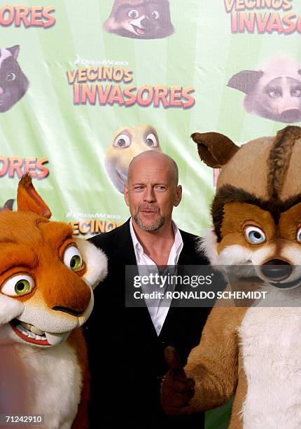 El actor estadounidense Bruce Willis posa junto a los munecos protagonistas de la pelicula "Vecinos Invasores" en la Alfombra Roja en Ciudad de...