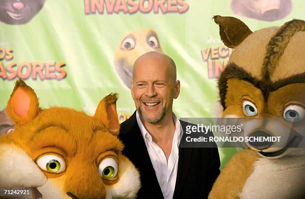 El actor estadounidense Bruce Willis posa junto a los munecos protagonistas de la pelicula "Vecinos Invasores" en la Alfombra Roja en Ciudad de...