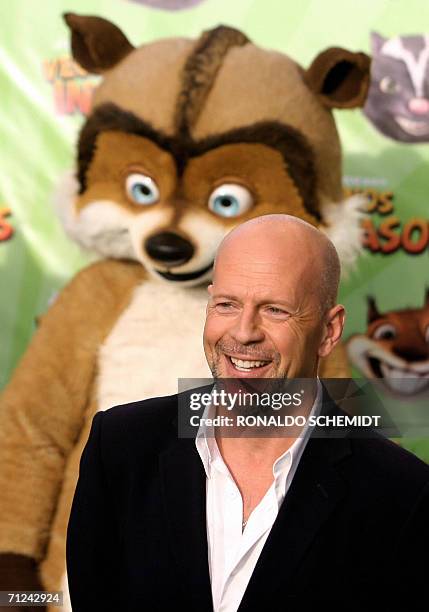 El actor estadounidense Bruce Willis posa junto a los munecos protagonistas de la pelicula "Vecinos Invasores" en la Alfombra Roja en Ciudad de...