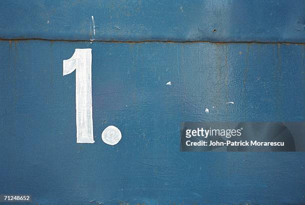 number 1' painted on wall, close-up - 1 imagens e fotografias de stock