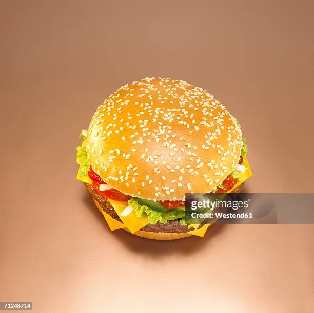 cheeseburger, close-up, elevated view - burger close up stock pictures, royalty-free photos & images