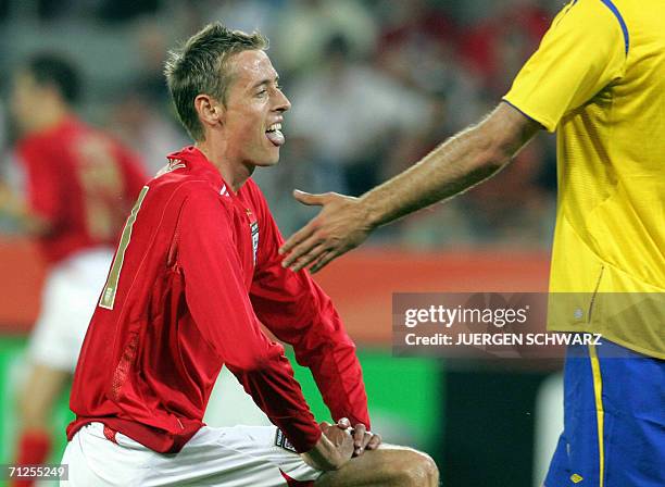 English forward Peter Crouch gestures during the Group B World Cup football match Sweden vs. England, 20 June 2006 in Cologne, Germany. AFP PHOTO...