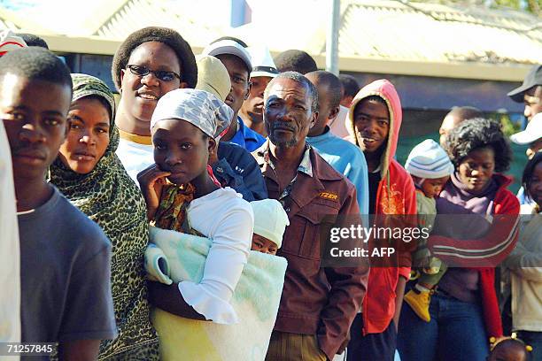 Namibians queue, 21 June 2006, at the UN Plaza, a shopping centre at Katutura, northwestern township of Windhoek, to get vaccinated against polio....