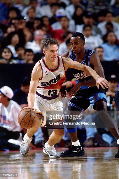 Steve Nash of the Phoenix Suns drives to the basket against the Cleveland Cavaliers during the 1996 Mexico City Challenge on October 26, 1996 at the...
