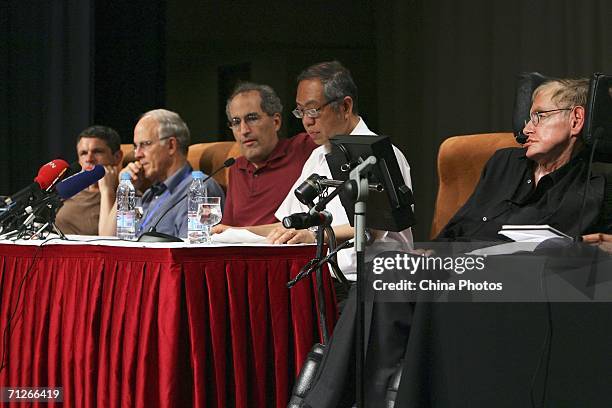 Physicists Andrew Strominger, David Gross, E.Witten, Chinese mathematician Shing-Tung Yau, a professor at Harvard University and British scientist...