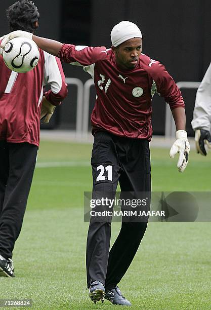 Kaiserslautern, GERMANY: Saudi goalkeeper Mabrouk Zaid is seen during a training session in Kaiserslautern, 22 June 2006. Saudi Arabia football...