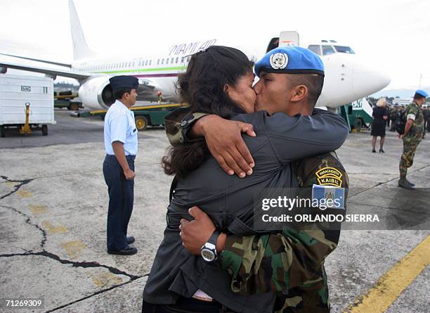 Un miembro del segundo contingente de la Fuerzas de Mantenimiento de Paz en la Republica Democratica del Congo, es recibido por su esposa en la...