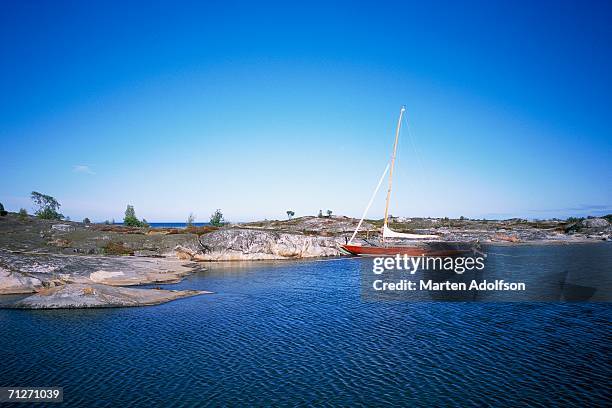 a sailing-boat in the archipelago. - sailingboat stock-fotos und bilder