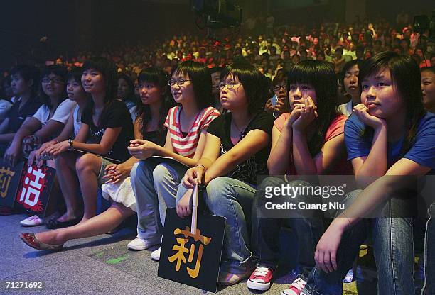 The audience watch TV show "Super Girl Voice" as it's recorded at Hunan Satellite TV station on June 21, 2006 in Changsha city, Hunan province of...