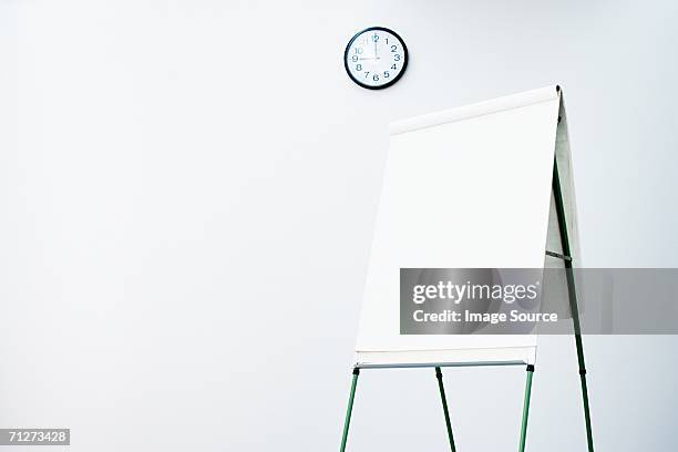 blank flipchart in office - flipchart stock pictures, royalty-free photos & images