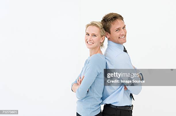 portrait of two office workers - 背對背 個照片及圖片檔