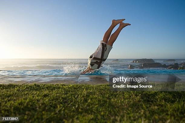 man diving into infinity pool - 1m diving stockfoto's en -beelden
