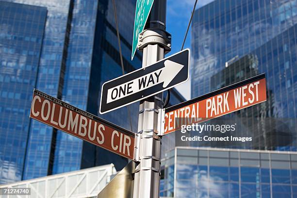 street signs in new york - panneau sens unique photos et images de collection
